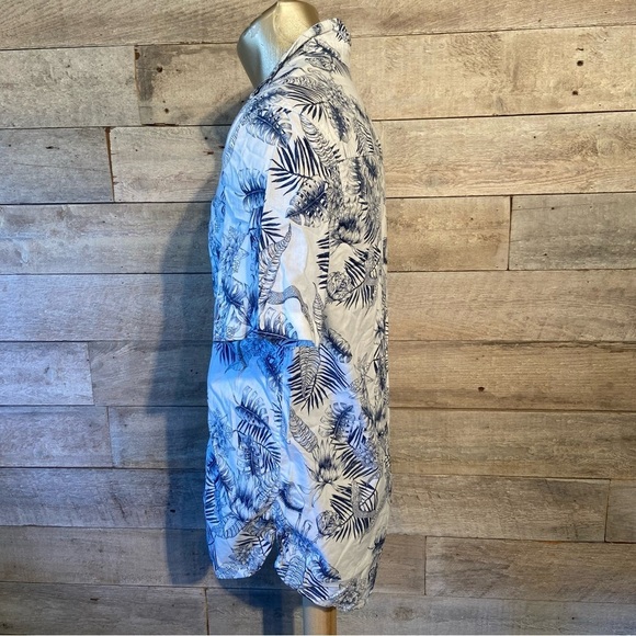 💥5/$25 Divided men’s  white tropical‎ button up shirt in size small - Picture 2 of 7